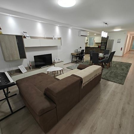 Modern Apartment With Large Outdoor Area - Sleeps 7, Close To Malta International Airport Luqa Kültér fotó
